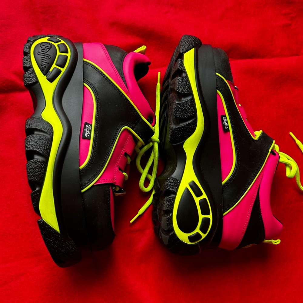 girl buffalo platform sneakerz
neon pink/black w NEON yellow detailing and laces